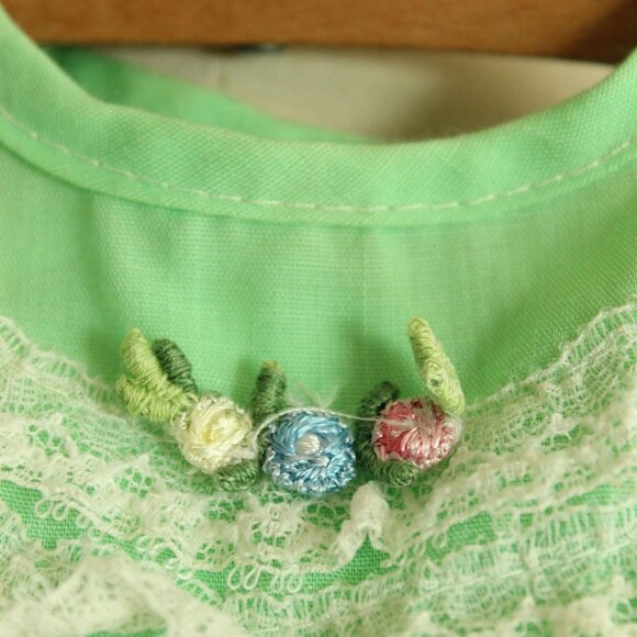 Vintage Baby Dress, Green with Lace Trim Little Girls Frilly Frock - Picture 7 of 10